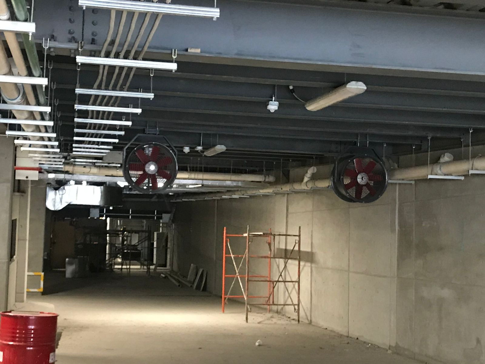 Ventiladores axiales instalados en estacionamiento subterráneo